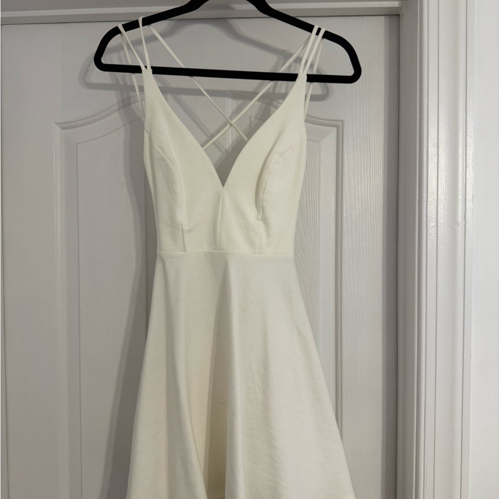Elegant White Sleeveless Dress